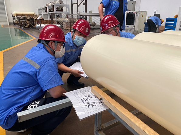 天海工業(yè)黨委書記、董事長李俊杰深入四型瓶車間調研指導工作 (2).png